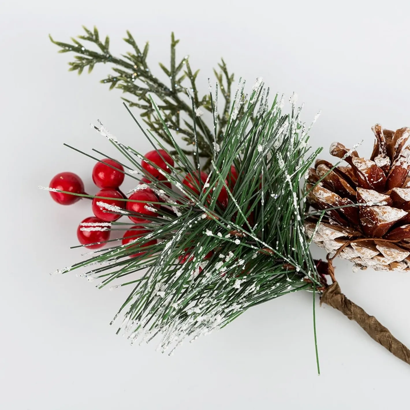 Rama de pino con frutos rojos y piña 20cm^Casa Viva Sale