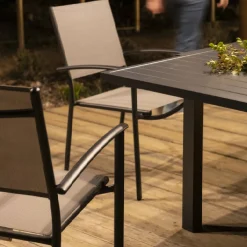 Silla de jardín apilable con reposabrazos de aluminio marrón Feroe 65x56x88cm^Casa Viva